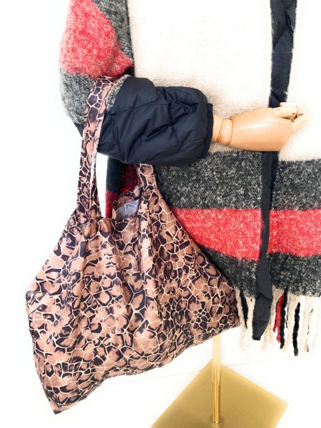 画像7: 肩にもかけられる超軽量 トートバッグ 巾着袋付き キリン柄 ベージュ (7)