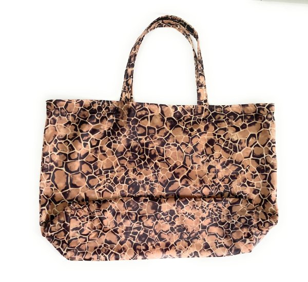 画像3: 肩にもかけられる超軽量 トートバッグ 巾着袋付き キリン柄 ベージュ (3)