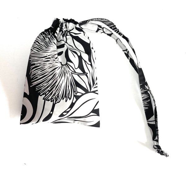 画像4: 肩にもかけられるハワイアン トートバッグ 巾着袋付き レフア柄 ブラッ ク (4)