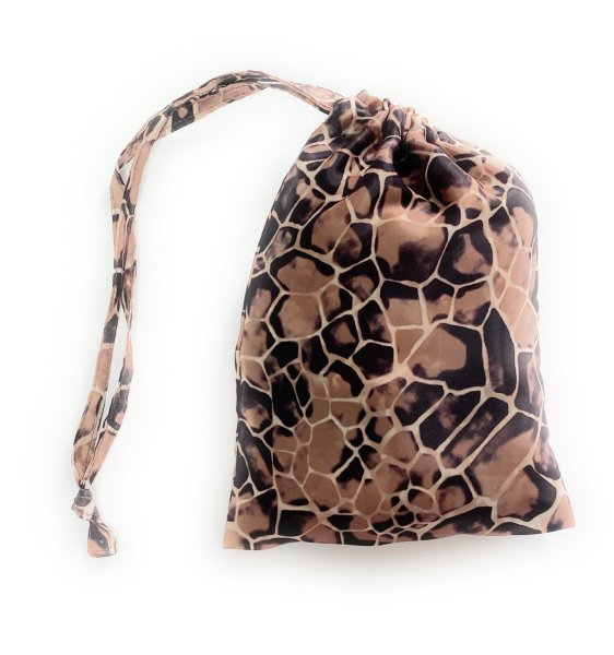 画像4: 肩にもかけられる超軽量 トートバッグ 巾着袋付き キリン柄 ベージュ (4)