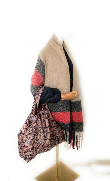 画像5: 肩にもかけられる超軽量 トートバッグ 巾着袋付き キリン柄 ベージュ (5)