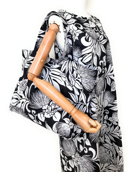 画像7: 肩にもかけられるハワイアン トートバッグ 巾着袋付き レフア柄 ブラッ ク (7)