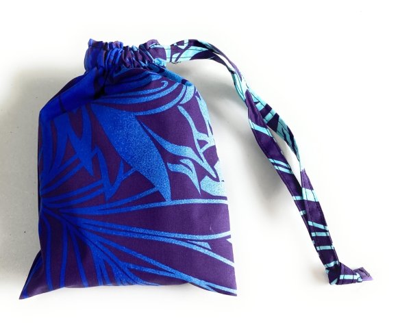 画像3: 肩にもかけられるハワイアン トートバッグ 巾着袋付き プロテア柄 ネイビー (3)