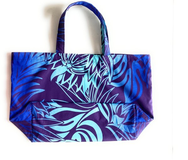 画像2: 肩にもかけられるハワイアン トートバッグ 巾着袋付き プロテア柄 ネイビー (2)