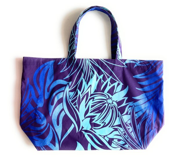 画像1: 肩にもかけられるハワイアン トートバッグ 巾着袋付き プロテア柄 ネイビー (1)